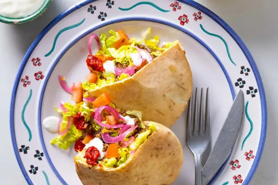 Pita med kebabkrydret oksekød, chili og hvidløgsdressing — RetNemts eget foto