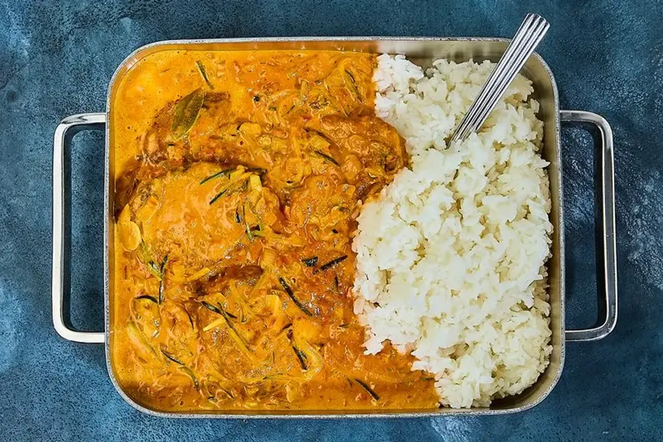 Koteletter i fad med courgetter, champignon og ris — Skagenfoods eget foto