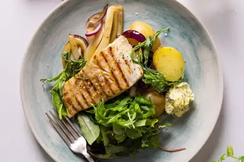Stegt fisk med estragon-aioli og lun fennikelsalat