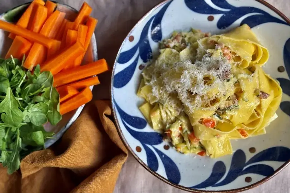Cremet pasta med bacon og snackgrønt — Skagenfoods eget foto