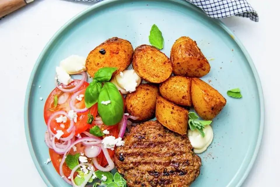 Græsk hakkebøf med patatas bravas og tomatsalat — RetNemts eget foto