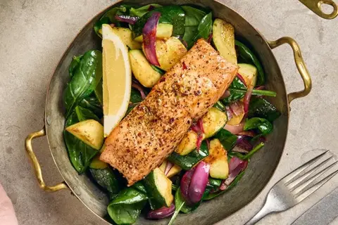 Krydderstegt laks med kartoffelpuré og stegt squash