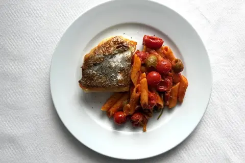 Stegt hvilling og pasta penne med tomatsovs