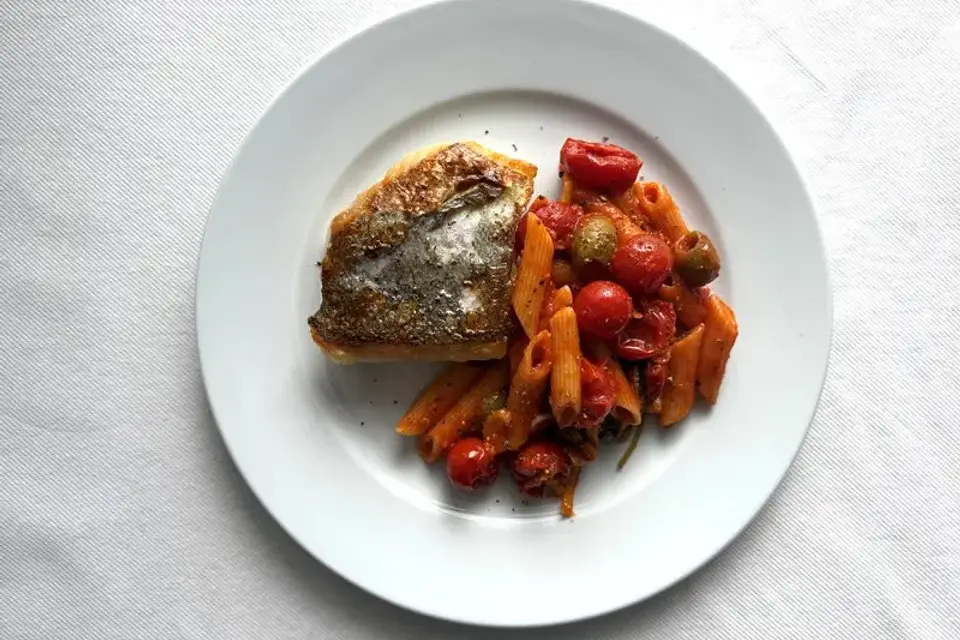 Stegt hvilling og pasta penne med tomatsovs — Skagenfoods eget foto