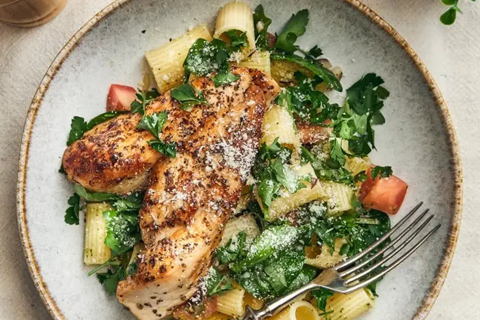 Stegt salviekylling med italiensk pastasalat — RetNemts eget foto