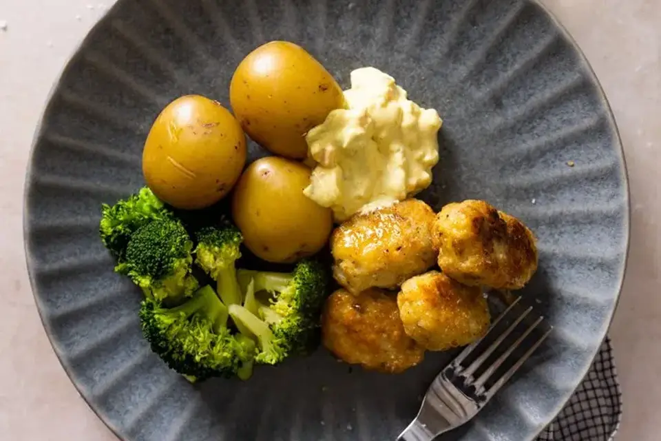 Færdigstegte fiskefrikadeller med remoulade, kartofler og broccoli — RetNemts eget foto