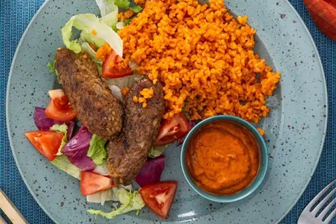 Köfte af okse med bagt peberfrugtsauce og tomatbulgur