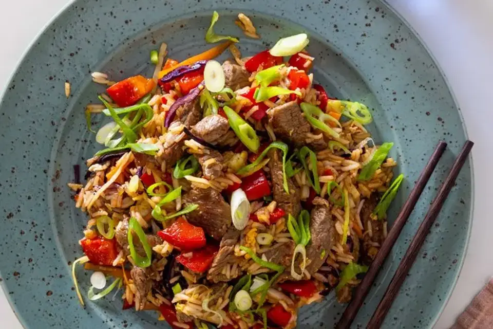 Hurtig fried rice med oksetykkam, æg og grønt — RetNemts eget foto