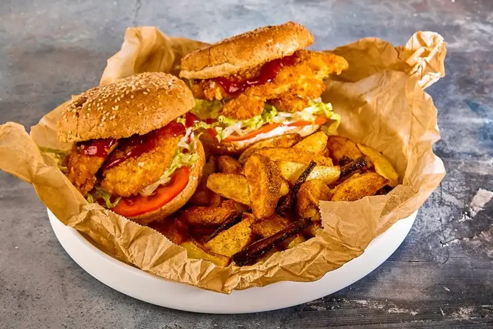 Team DK Kajakroerens kyllingeburger med sprøde kartofler og rodfrugter — Skagenfoods eget foto