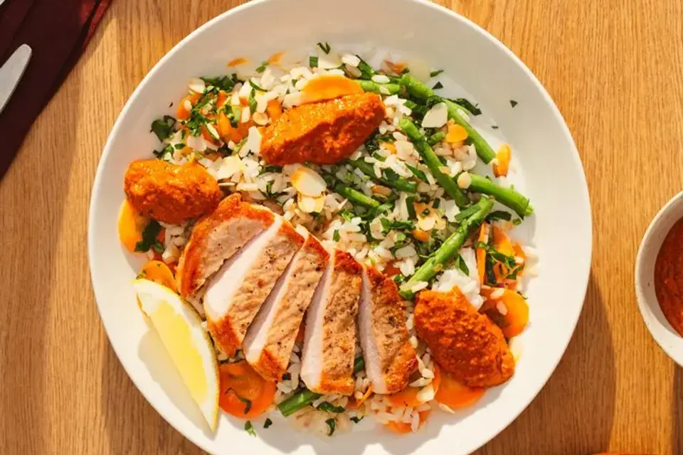 Chuletas de cerdo con salsa romesco - Svinekotelet med romesco sauce og grøntsagsris — RetNemts eget foto