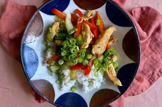 Lynstegt kylling med spidskål, ingefær og teriyaki