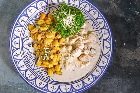 Heat: Chicken a la King med gnocchi og rucola