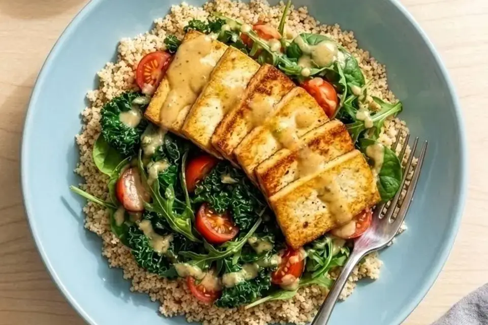 Stegt tofu med miso/lime-dressing, hvidløgsstegte grønne salater og couscous — RetNemts eget foto