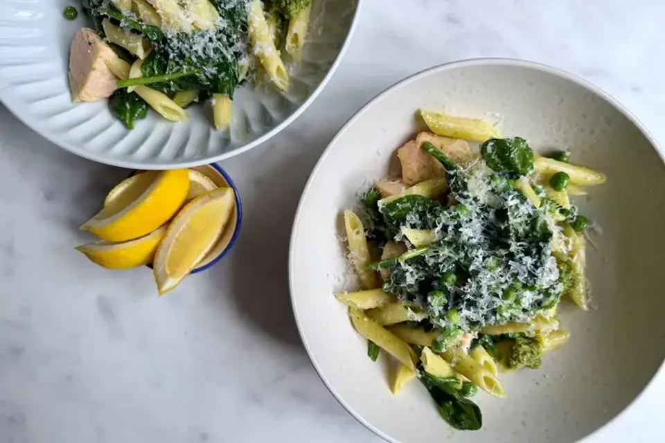 Pasta verde med laks, grøn pesto, ærter og parmesan — Skagenfoods eget foto