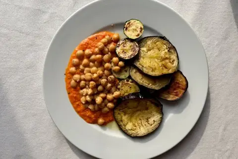 Stegte grøntsager og muhammara