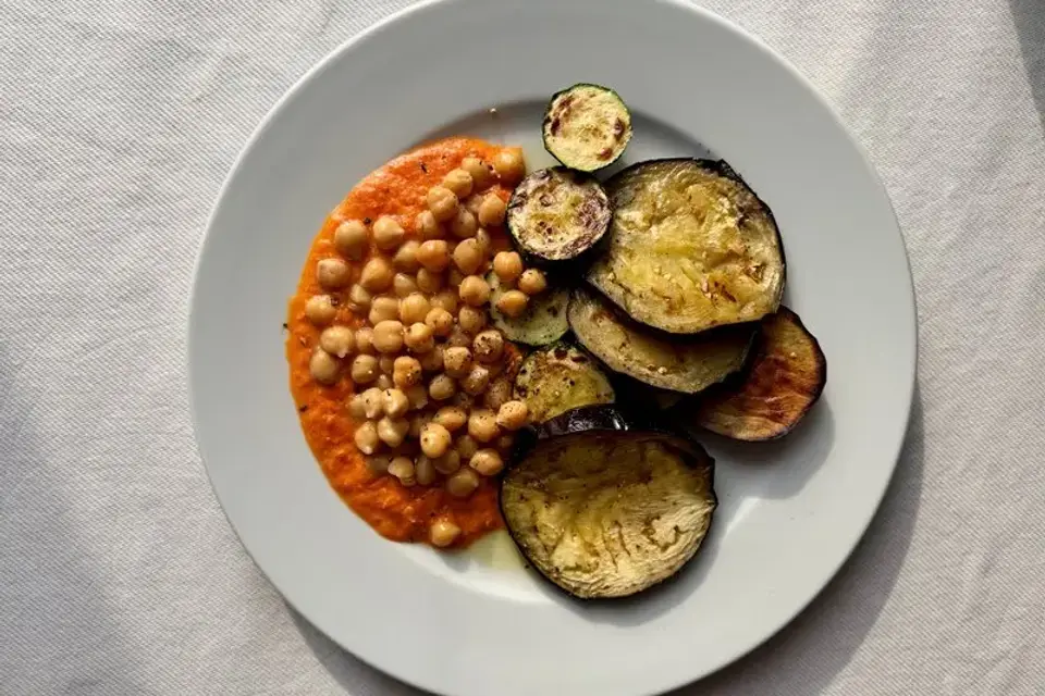 Stegte grøntsager og muhammara — Skagenfoods eget foto