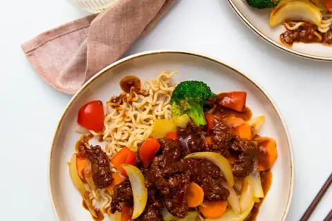 Bali wok med lynstegt oksekød og nudler