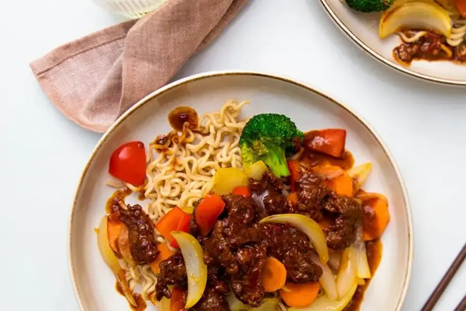 Bali wok med lynstegt oksekød og nudler — RetNemts eget foto
