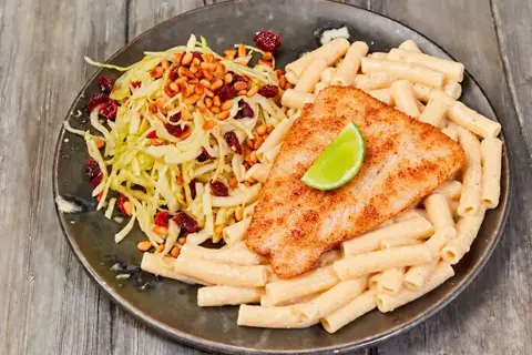 Stegte rødspættefileter med pasta, svampesovs og spidskålsalat