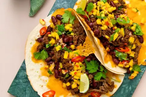Gratineret åben tortilla med krydret oksekød og mangorelish
