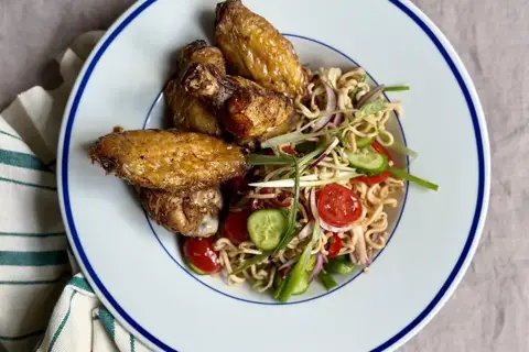 Krydrede kyllingevinger med fivespice og nudelsalat med sprøde grøntsager