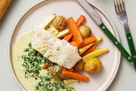 Ovnbagt fisk og rodfrugter med cremet spinat