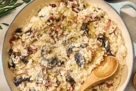 Italiensk svamperisotto med tørsaltet bacon og blandet salat