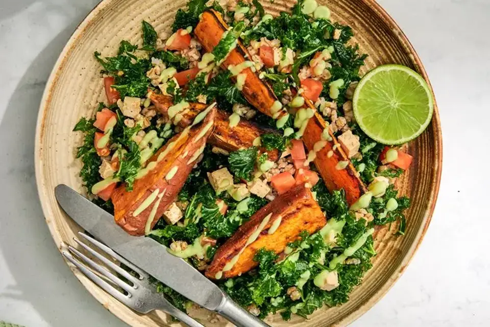 Sødkartoffelsalat med marineret tofu og koriander- og cashewnøddedressing — RetNemts eget foto