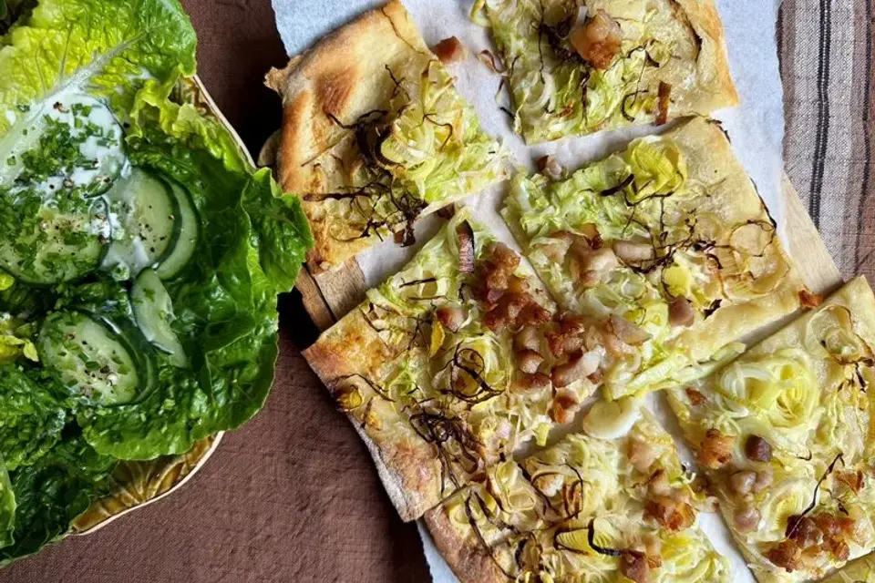 Pizza a la flammkuchen med sprød salat med ranchdressing — Skagenfoods eget foto