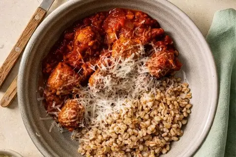 Meatballs i tomatsauce med hvedekerner