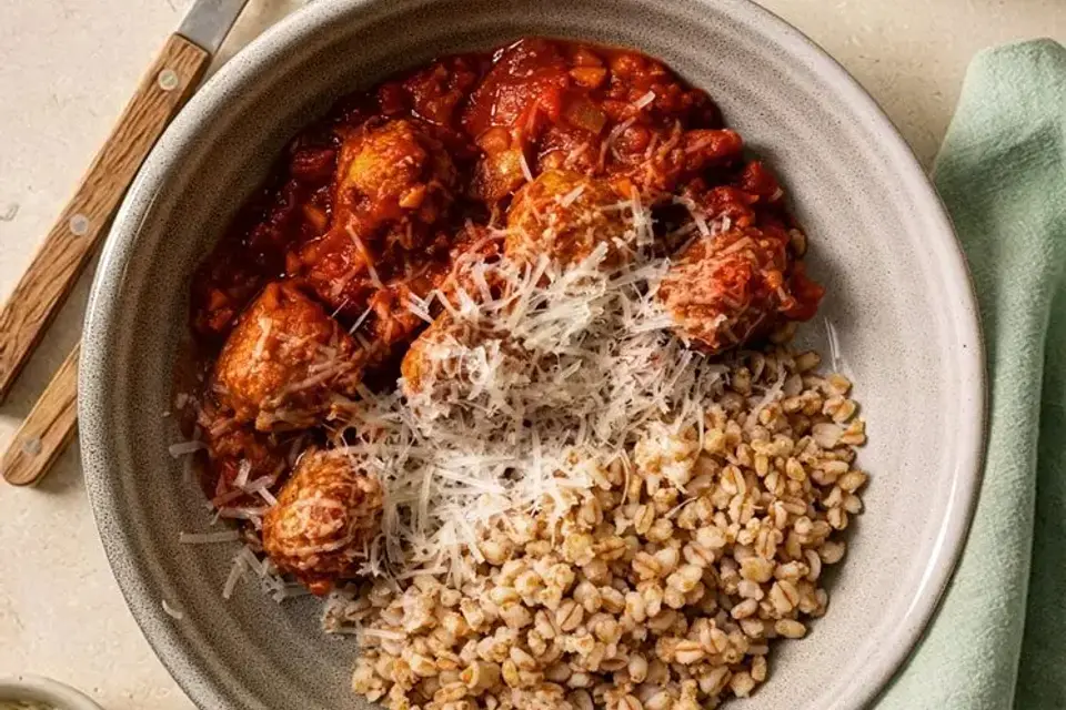 Meatballs i tomatsauce med hvedekerner — RetNemts eget foto