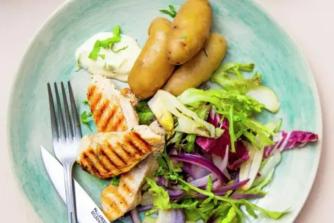 Stegt kylling med estragon-aioli og lun fennikelsalat