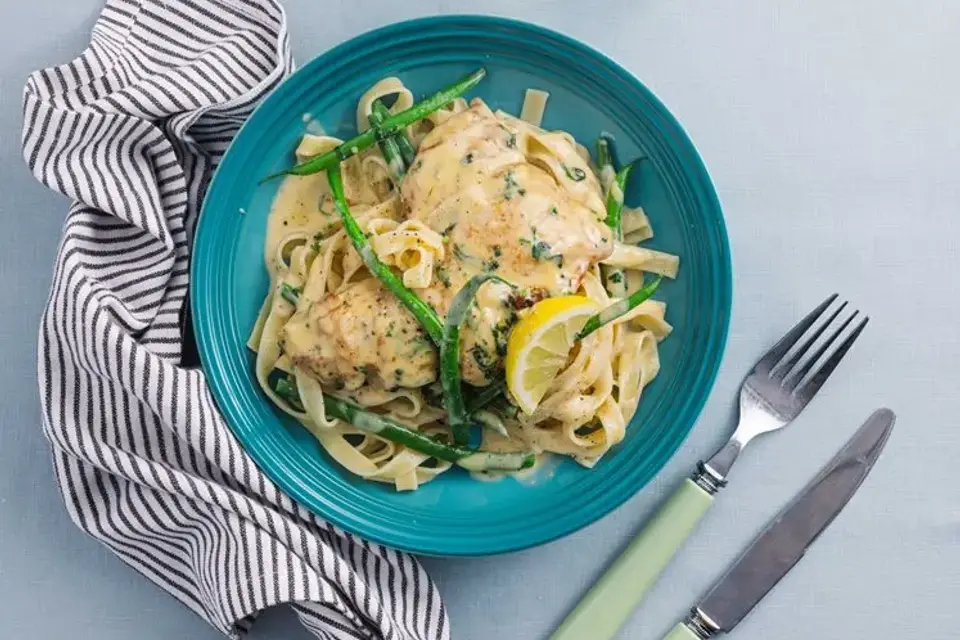 Kylling i "god sovs" med frisk pasta og grønne bønner — RetNemts eget foto