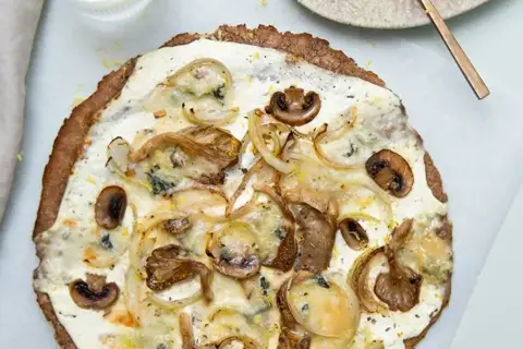 Svampepizza med blåskimmelost og fennikelsalat