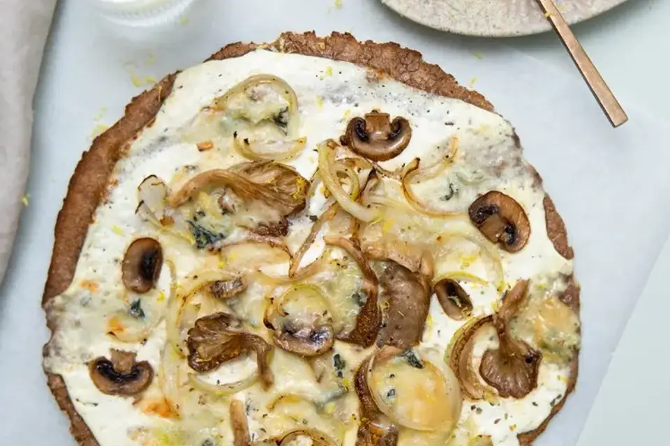 Svampepizza med blåskimmelost og fennikelsalat — RetNemts eget foto