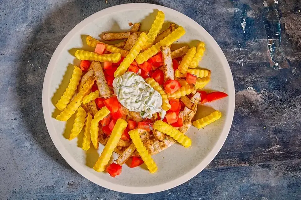 Græske fladbrød med gyros, tzatziki og pommes frites — Skagenfoods eget foto