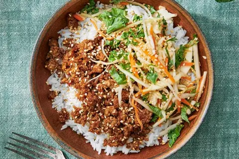 Donburi med soja/ingefærstegt kylling, syltet kål og srirachasauce