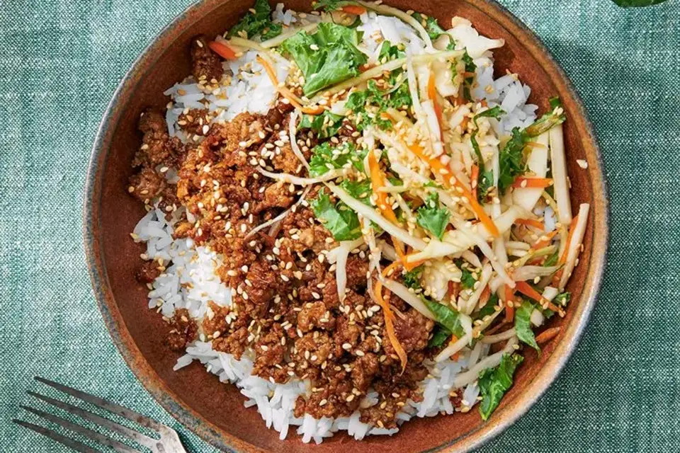 Donburi med soja/ingefærstegt kylling, syltet kål og srirachasauce — RetNemts eget foto