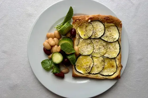 Zucchinitærte og bønnesalat