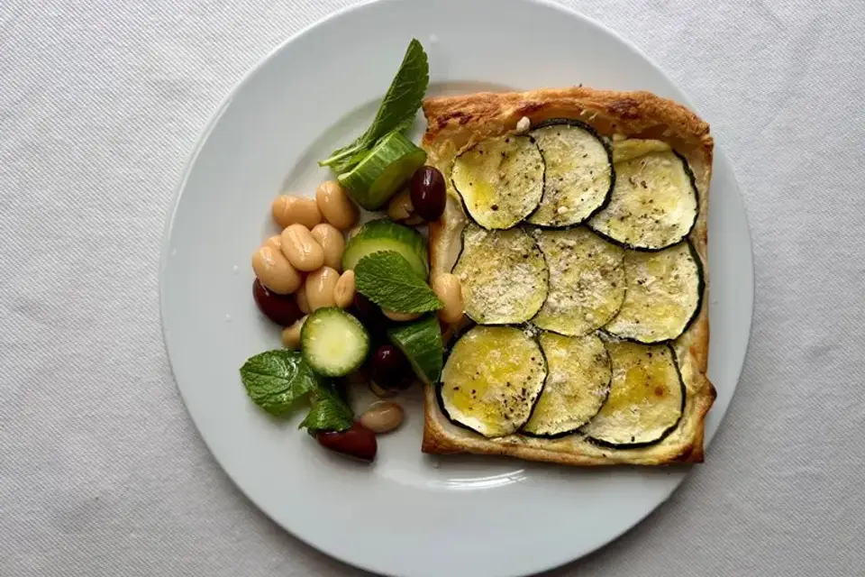 Zucchinitærte og bønnesalat — Skagenfoods eget foto