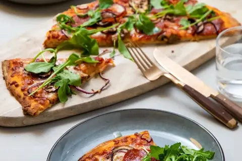 Chorizopizza med champignon, rødløg og ruccola