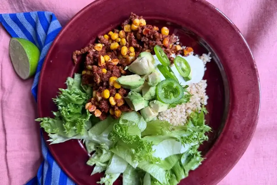 Cowgirlbowl med krydret oksekød, avokado og majs — Skagenfoods eget foto