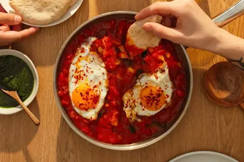 Pisto con huevos y mojo verde - Tomatiseret grøntsagsgryde med chilistegte æg og urteolie