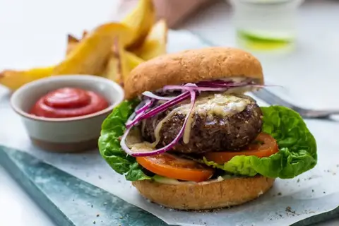 Cheeseburger med kartoffelbåde