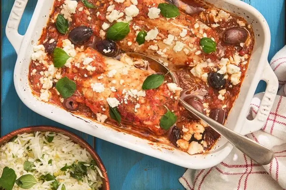 Psari plaki - Tomatbraiseret hvid fisk med oliven, feta og fuldkornscitronris — RetNemts eget foto