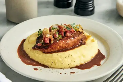 Kotelet med kartoffel- og knoldsellerimos, porre og sprødstegt bacon