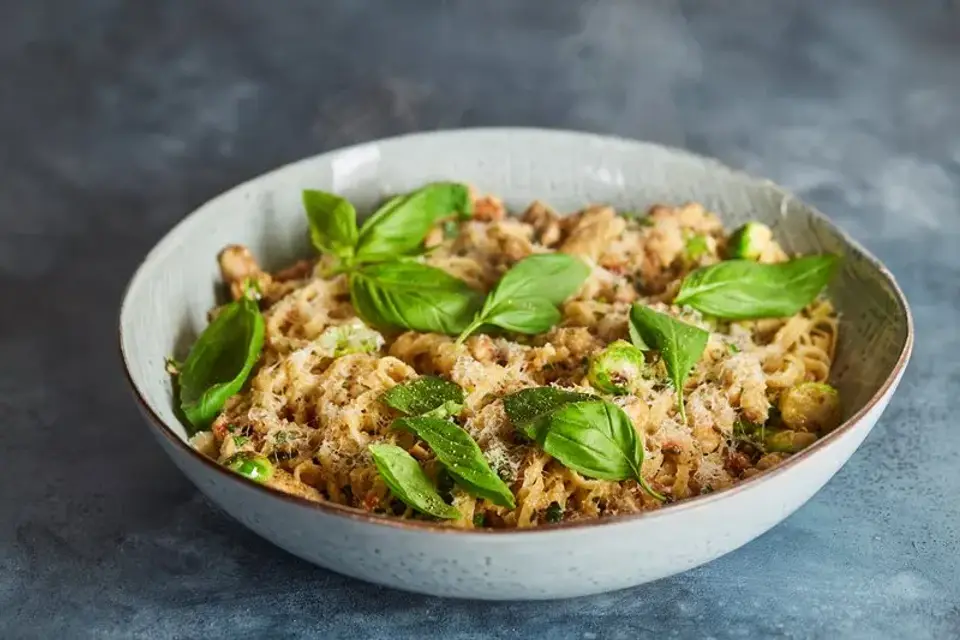ELITE Team DK Spaghetti med sauté af kylling, courgette, peberfrugt og basilikum — Skagenfoods eget foto