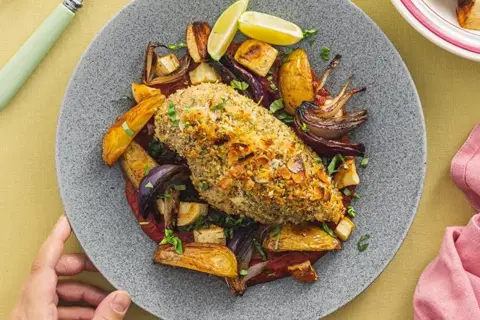 Mandelgratineret kylling med tomatsauce og ovnbagte kartofler