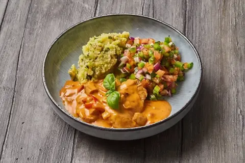 Heat: Mørbradgryde med knuste kartofler og salat af peber, tomat og rødløg