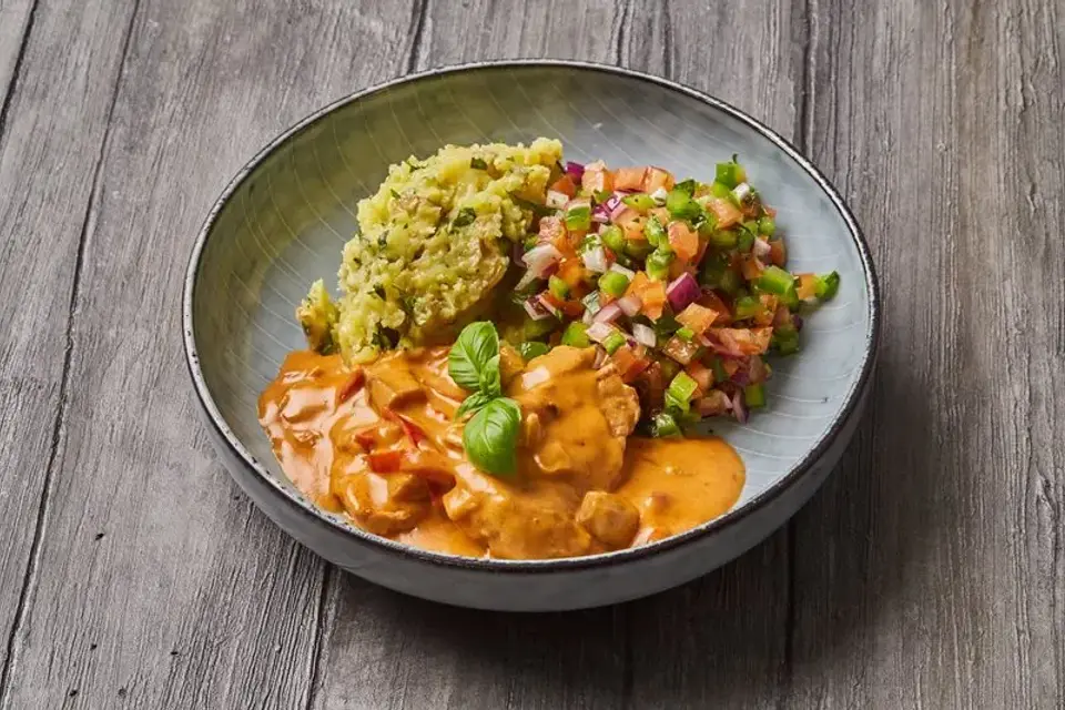 Heat: Mørbradgryde med knuste kartofler og salat af peber, tomat og rødløg — Skagenfoods eget foto